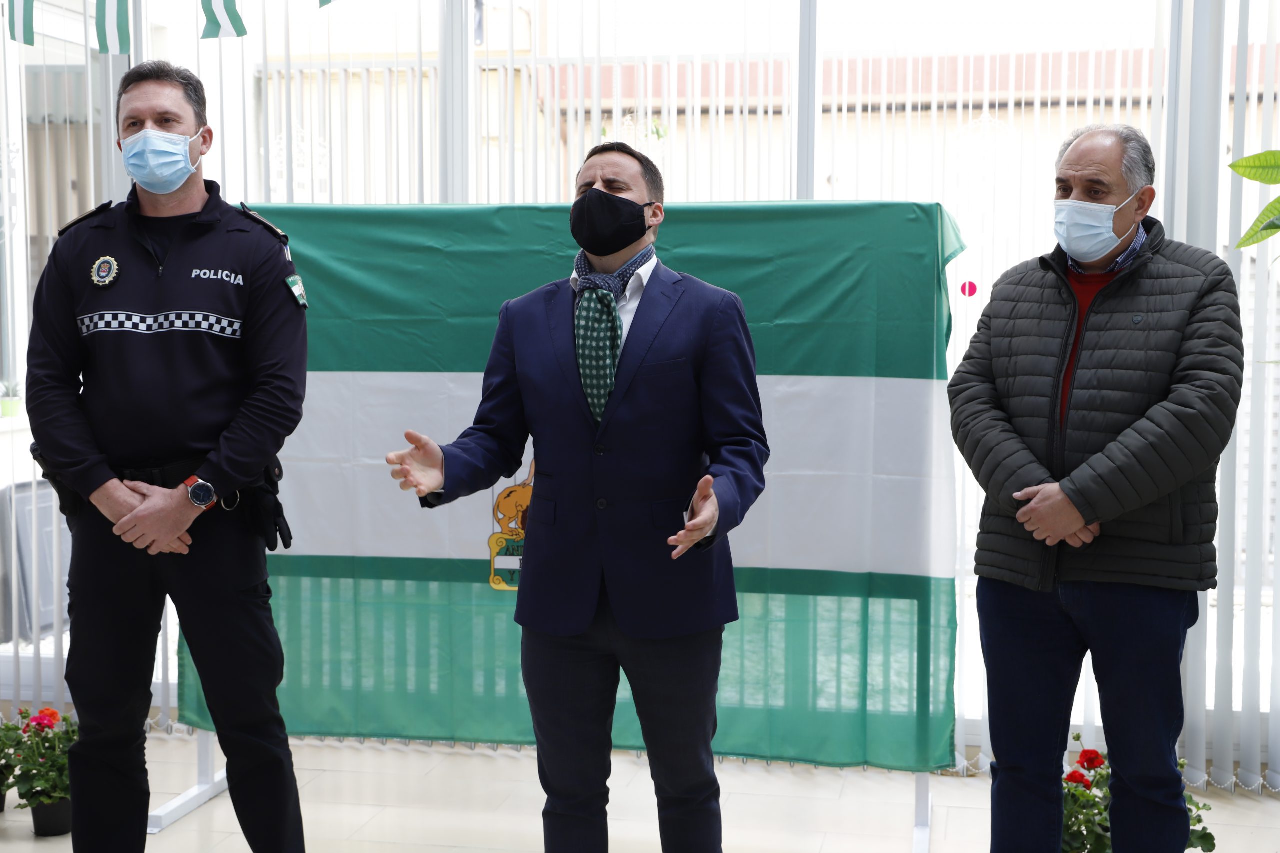 El cantaor hueteño Juan Pinilla interpreta el Himno de Andalucía con motivo del 28-F
