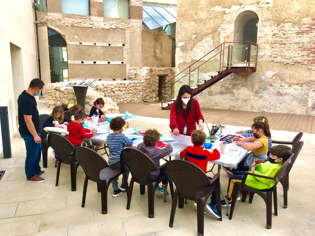 Un taller municipal enseña a los niños la Torre de la Alquería