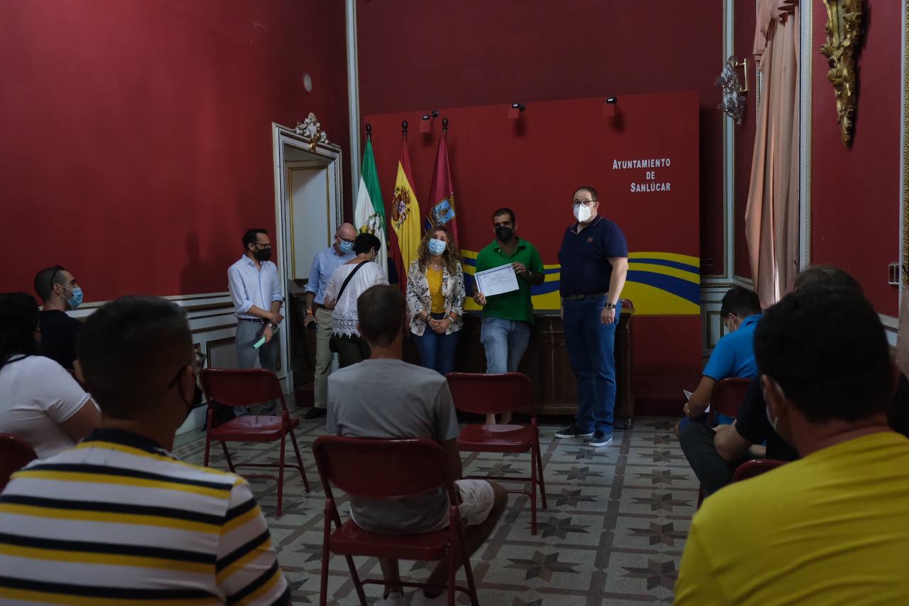 ANA SUMARIVA Y FÉLIX SABIO ENTREGAN LOS DIPLOMAS DEL CURSO DE JARDINERÍA