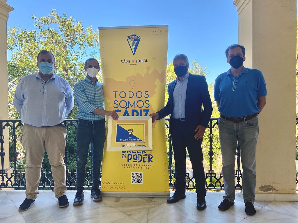 EL CÁDIZ CF VISITA AL AYUNTAMIENTO PARA ACERCARSE A LOS ABONADOS DE LA CIUDAD