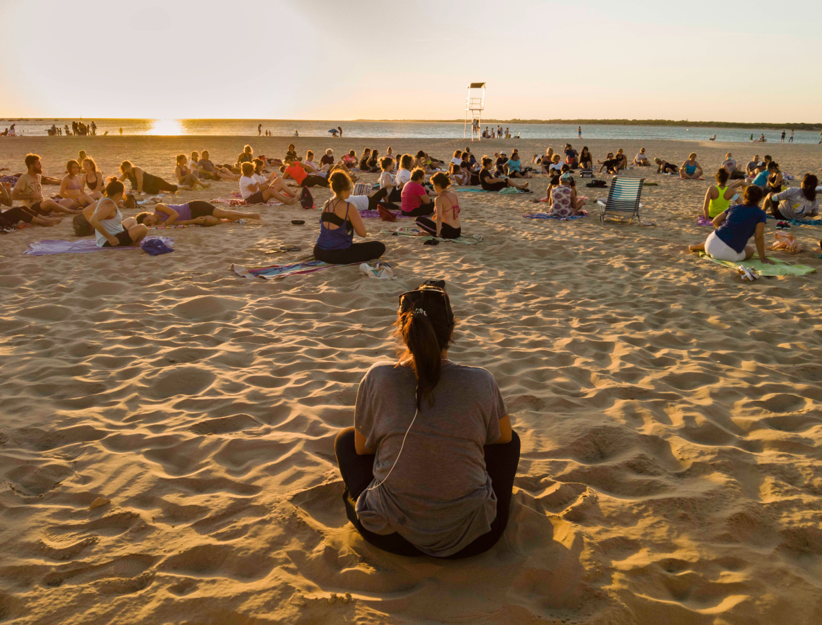 GRAN ACOGIDA A LA PRIMERA SESIÓN DE ‘YOGA AL ATARDECER’ EN LA PLAYA DE SANLÚCAR