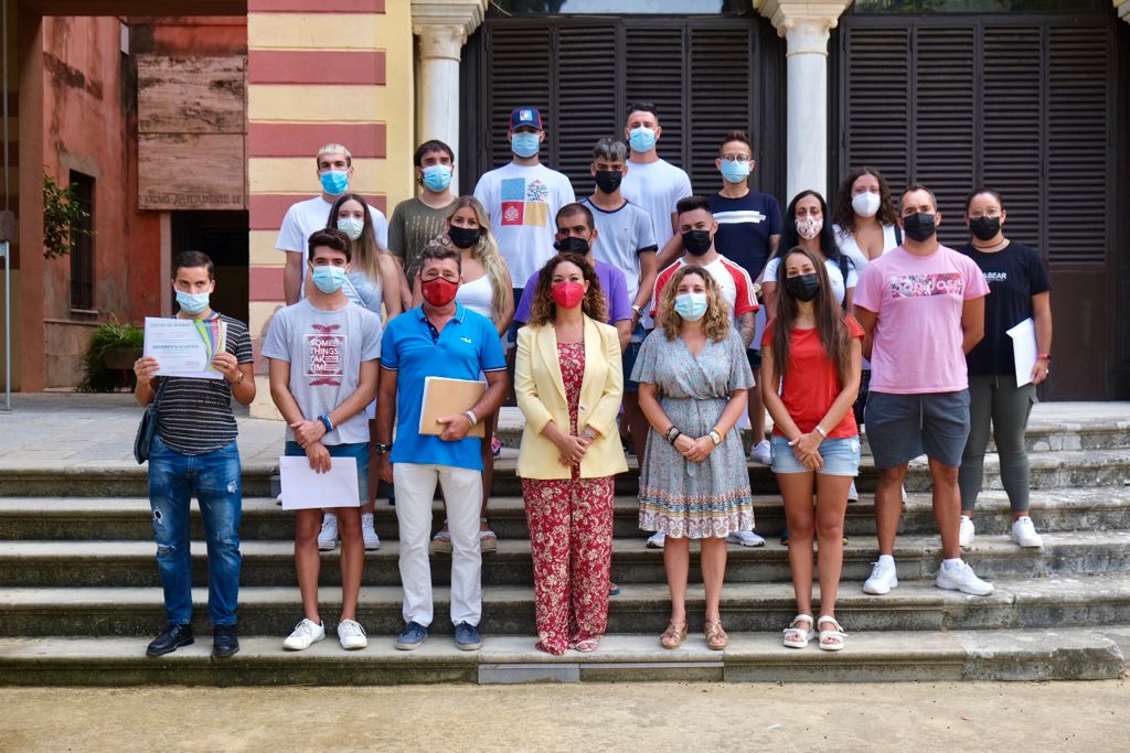 LA DELEGADA DE FORMACIÓN HACE ENTREGA DE LOS DIPLOMAS DEL CURSO DE SOCORRISMO ACUÁTICO