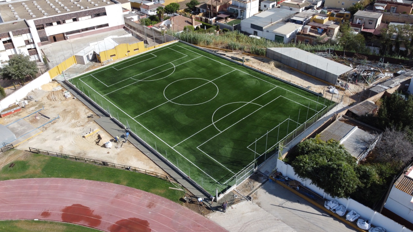 ÚLTIMOS RETOQUES A LA NUEVA PISTA DE CÉSPED ARTIFICIAL MANUEL ‘MOSCOSIO’