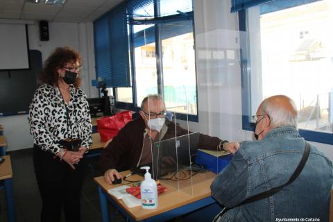 MEDIO CENTENAR DE PERSONAS ACUDEN A LA TENENCIA DE ALCALDÍA DE ESTACIÓN DE CÁRTAMA PARA RENOVAR O EXPEDIR EL DNIE