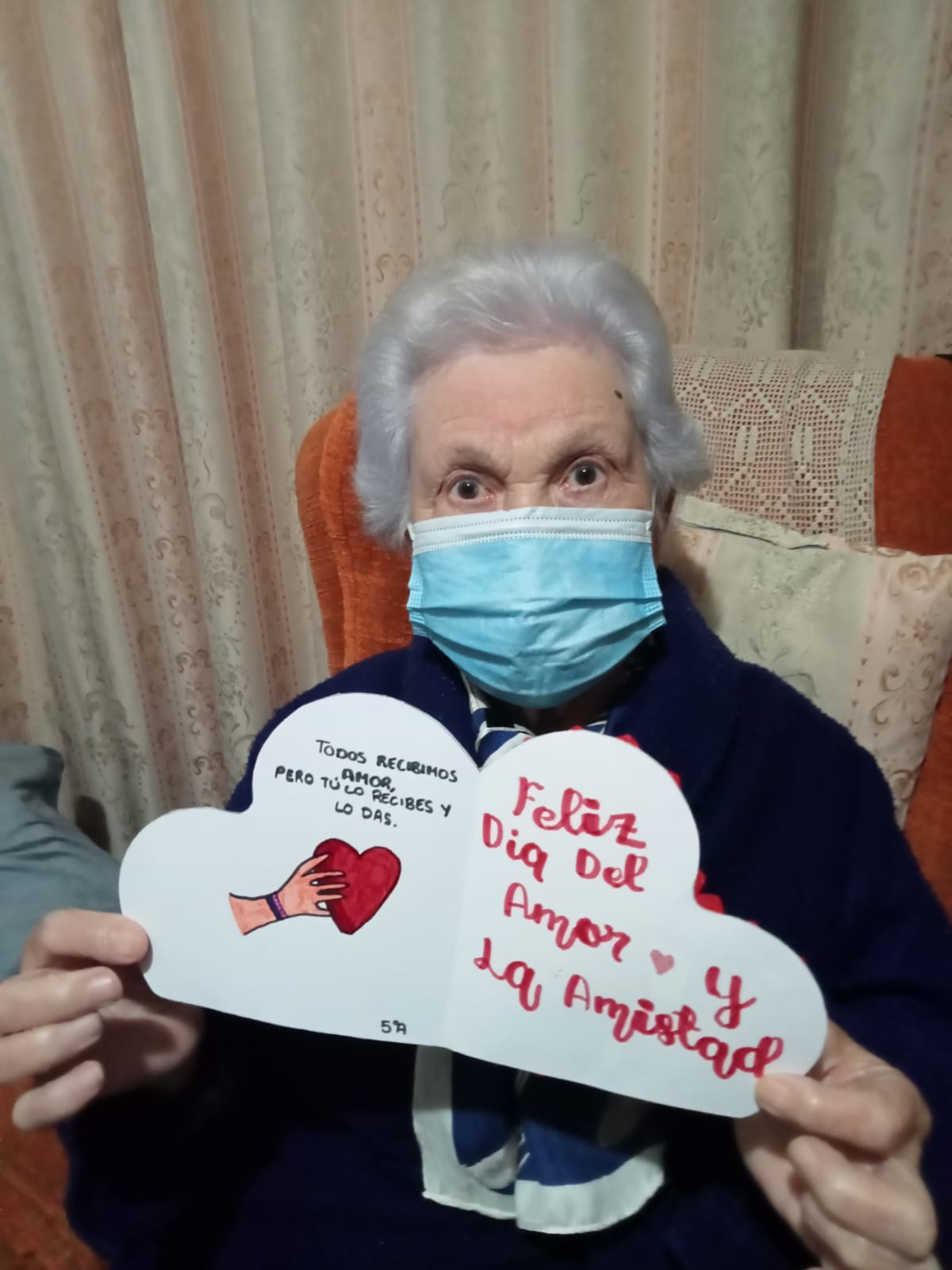 Escolares y mayores de Huétor Tájar se intercambian corazones con mensajes de amor por San Valentín