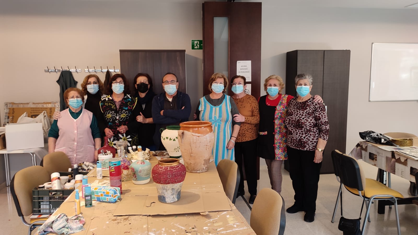 Jubilados de Huétor Tájar aprenden a hacer manualidades gracias a un taller municipal que vuelve tras la pandemia