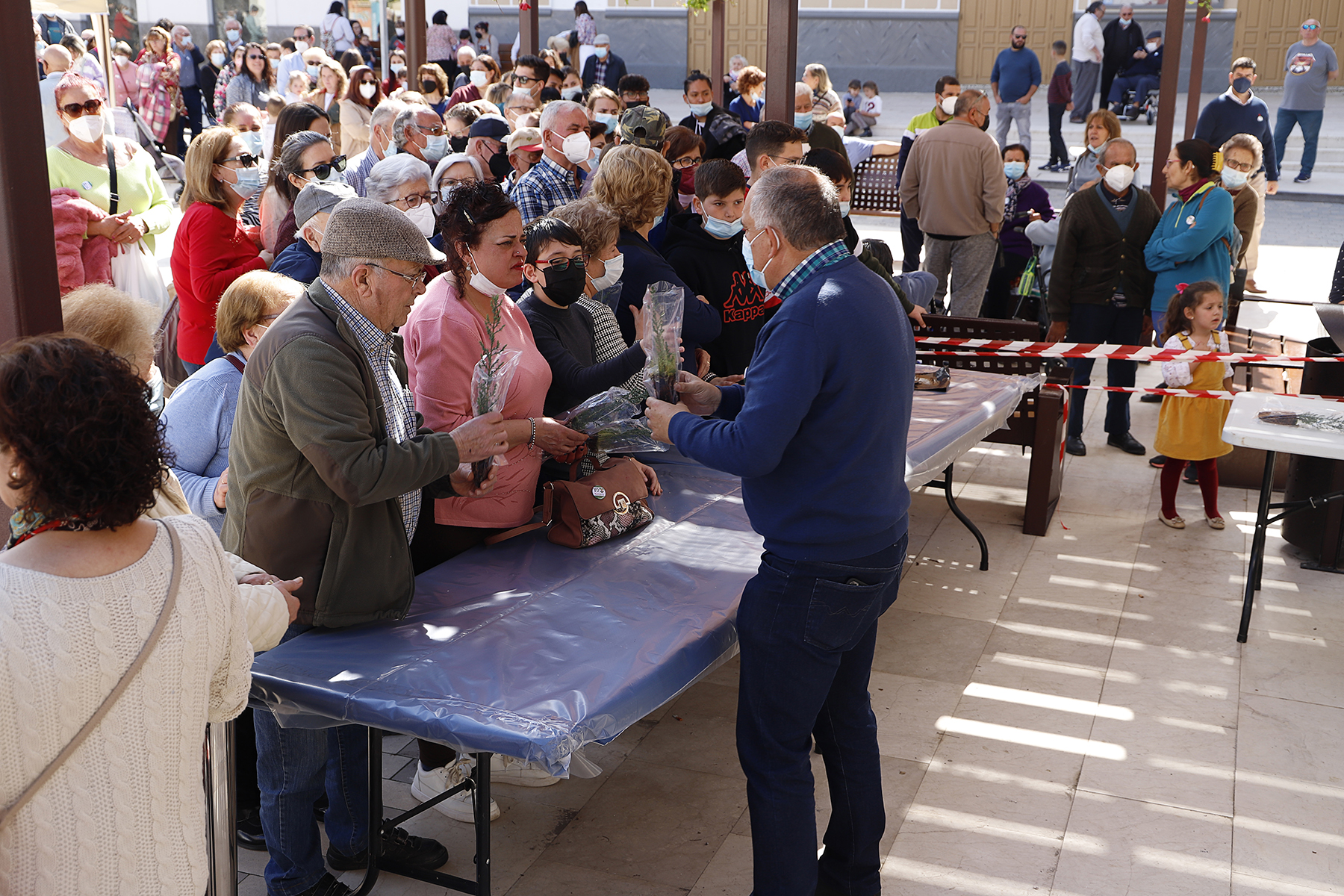 Huétor Tájar reparte más de mil macetas y árboles entre sus vecinos para conmemorar el Día de Andalucía