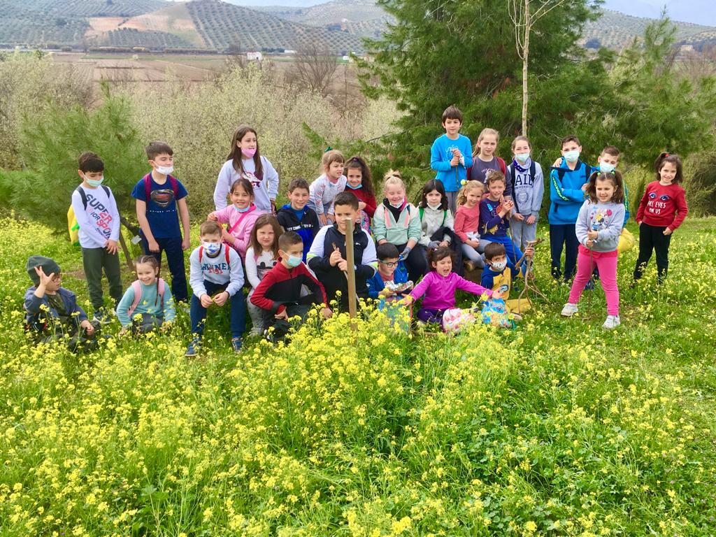 Los alumnos de la Escuela de Naturaleza de Huétor Tájar siembran hortalizas para dar la bienvenida a la primavera