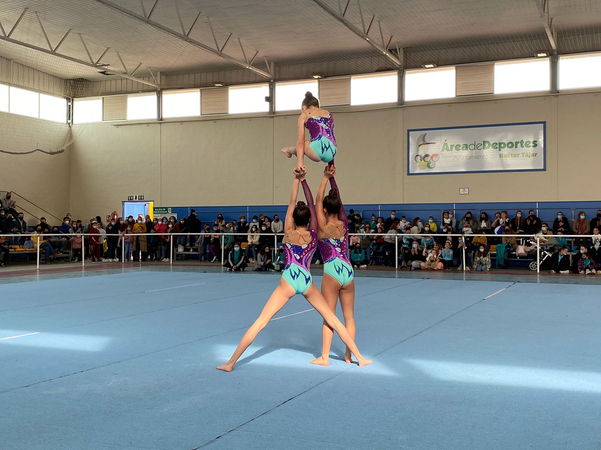 Más de 250 deportistas participan en una exhibición de gimnasia rítmica en Huétor Tájar