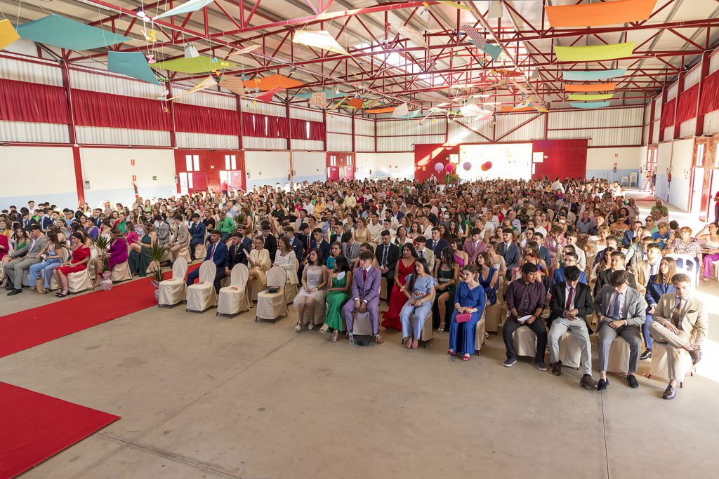 El pabellón de Huétor Tájar vuelve a acoger la graduación de 120 alumnos del IES 'Américo Castro'