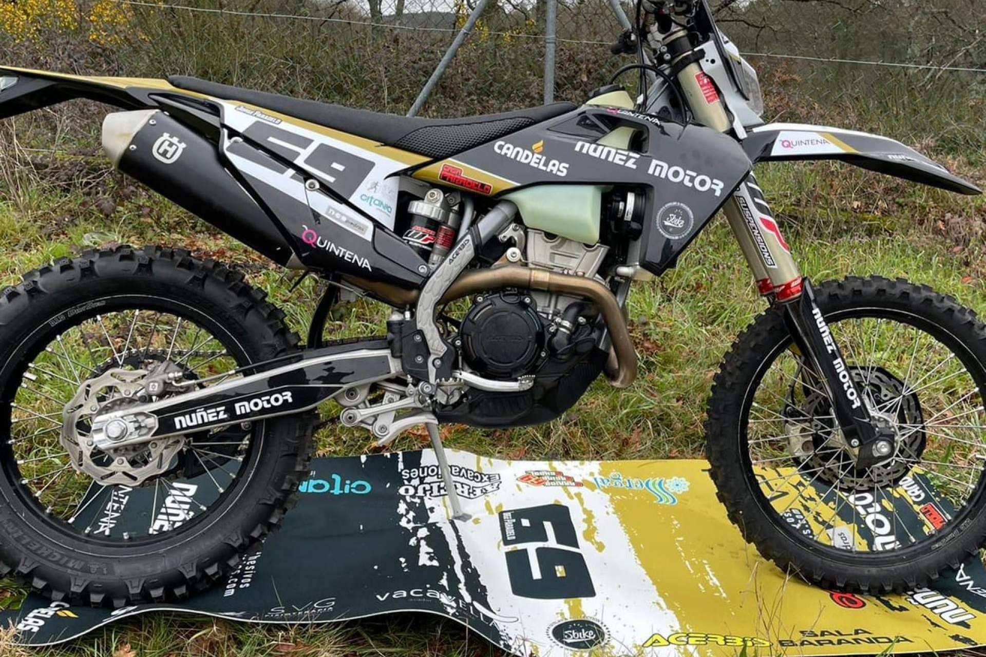 Adhesivos Husqvarna para personalizar la moto