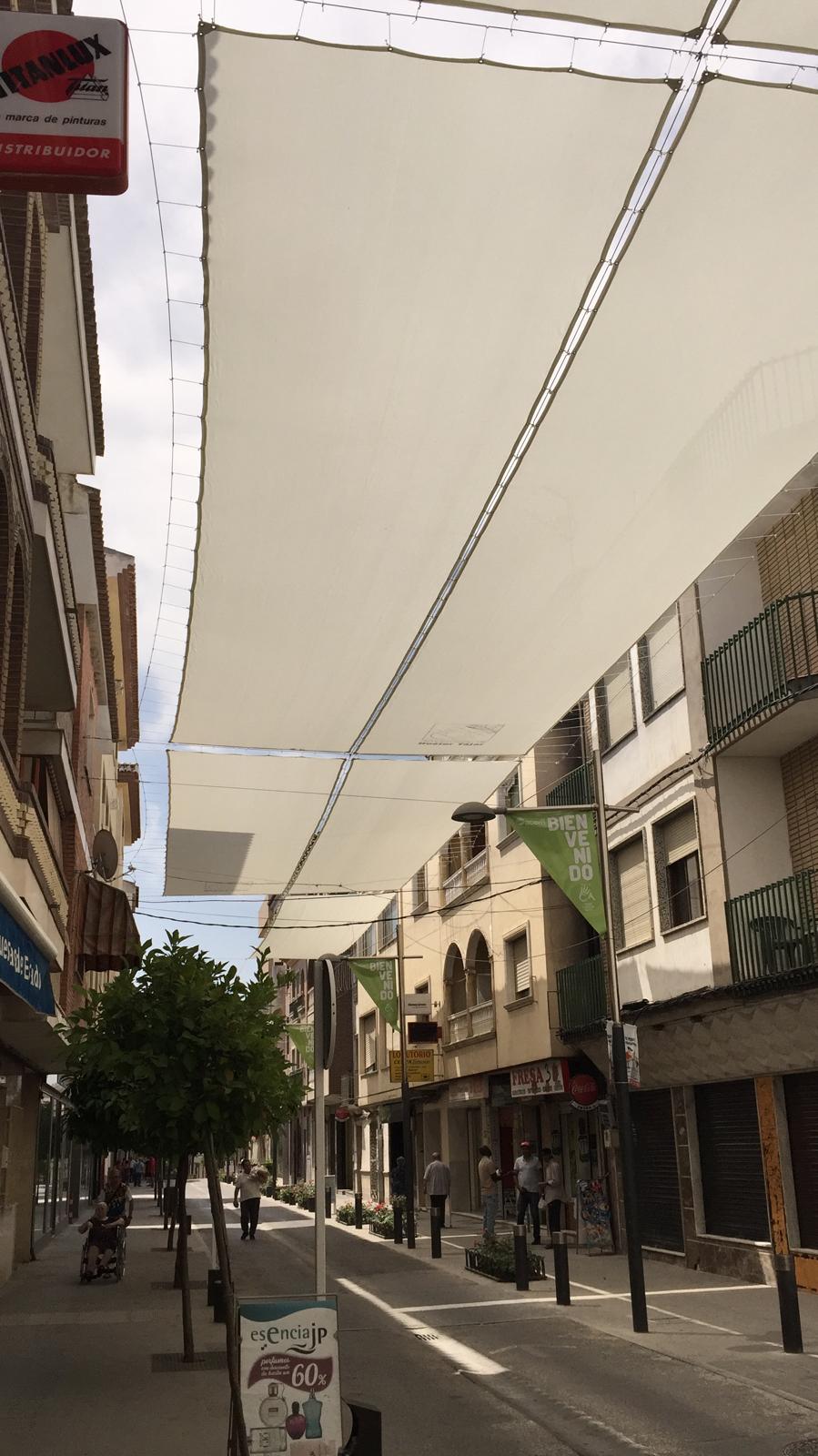 Huétor Tájar instala toldos para protegerdel calor la calle más comercial del municipio