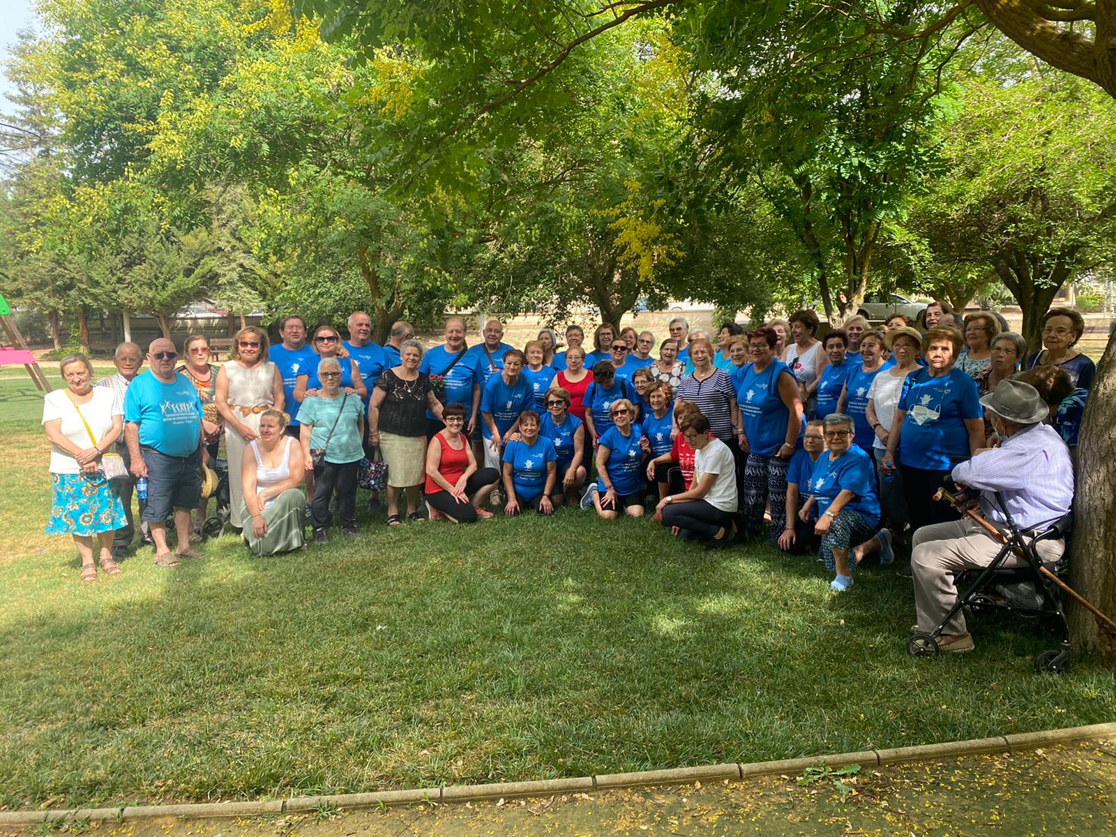 Los mayores de Huétor Tájar disfrutan de un desayuno de convivencia en el parque de los Patos