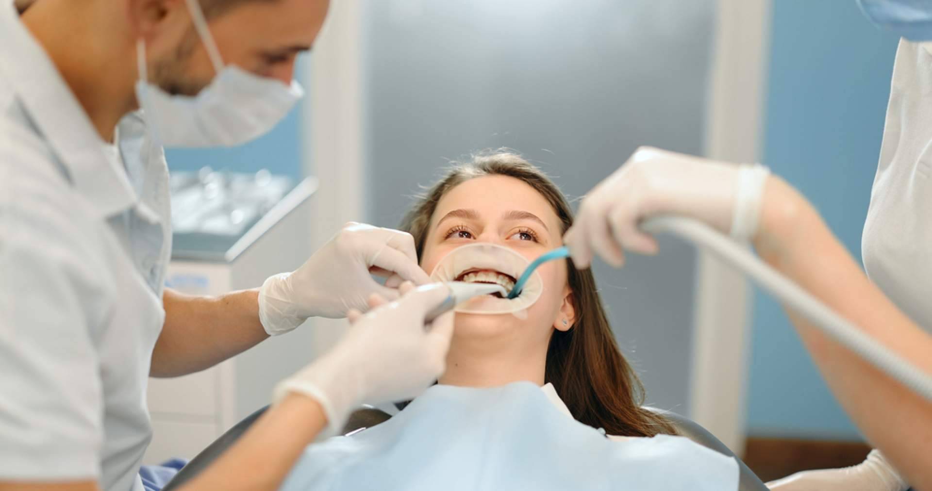 La clínica Oralmedic ofrece tratamientos para mejorar la salud y estética bucal
