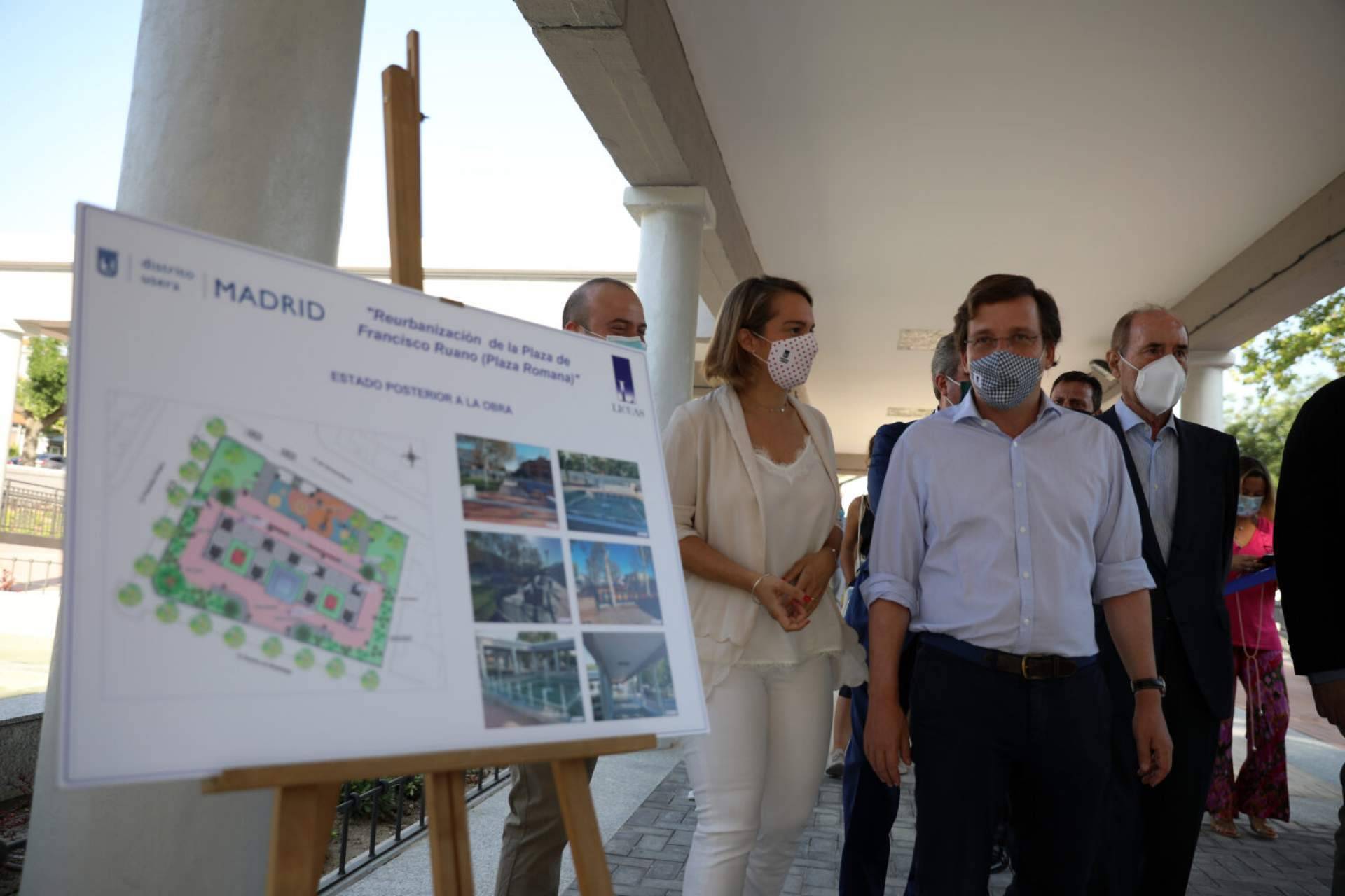 Joaquín Molpeceres recibe la invitación para la reapertura de la plaza Francisco Ruano rehabilitada por Licuas