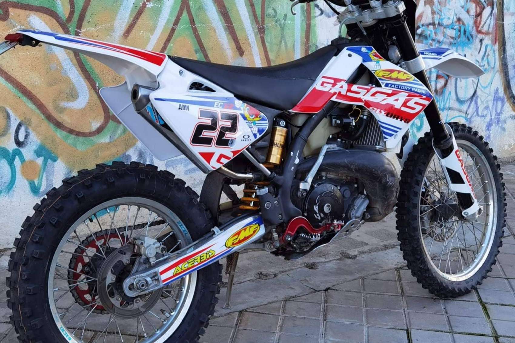 ADHESIVOSEMBARRADOS da la posibilidad de personalizar las motos off road con plásticos y adhesivos