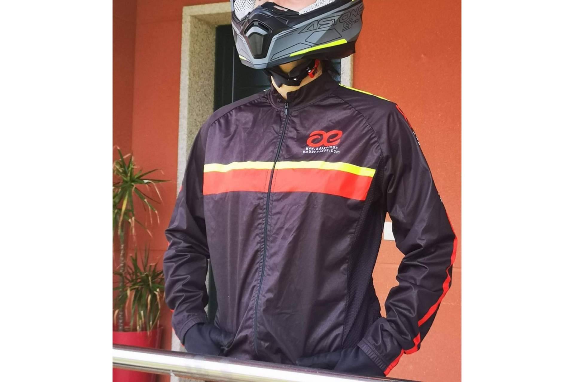 Crear una imagen exclusiva con equipación de enduro y motocross personalizada, en ADHESIVOSEMBARRADOS