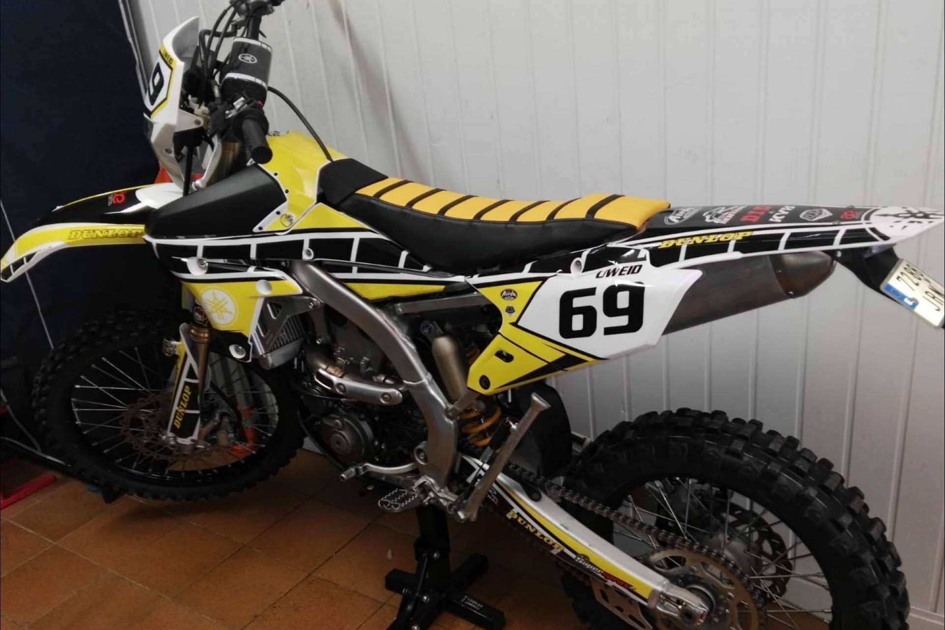 Plásticos y adhesivos para motos de cross y enduro en el catálogo de ADHESIVOSEMBARRADOS
