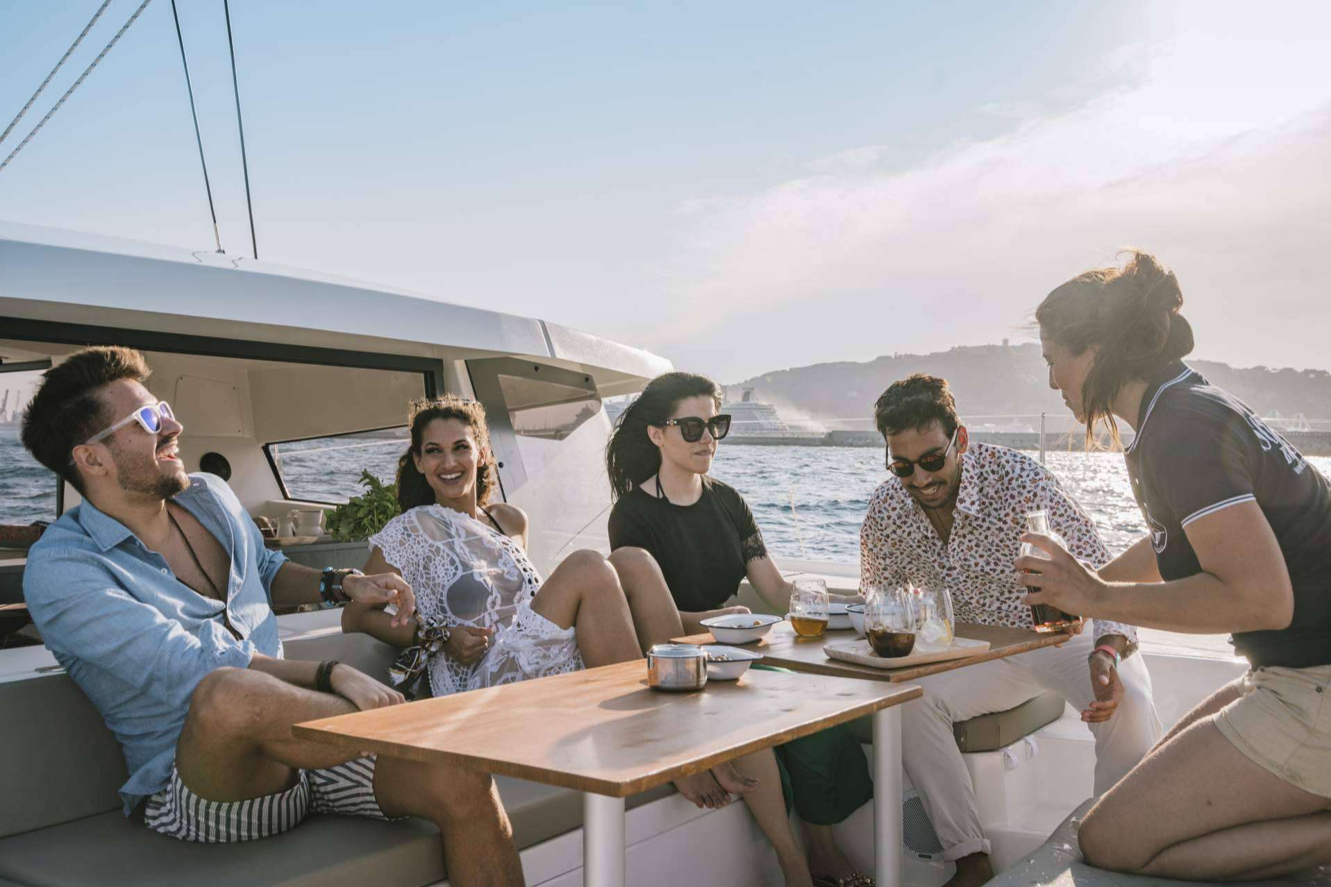 Experiencias exclusivas en catamaranes en Barcelona, por Sondevela