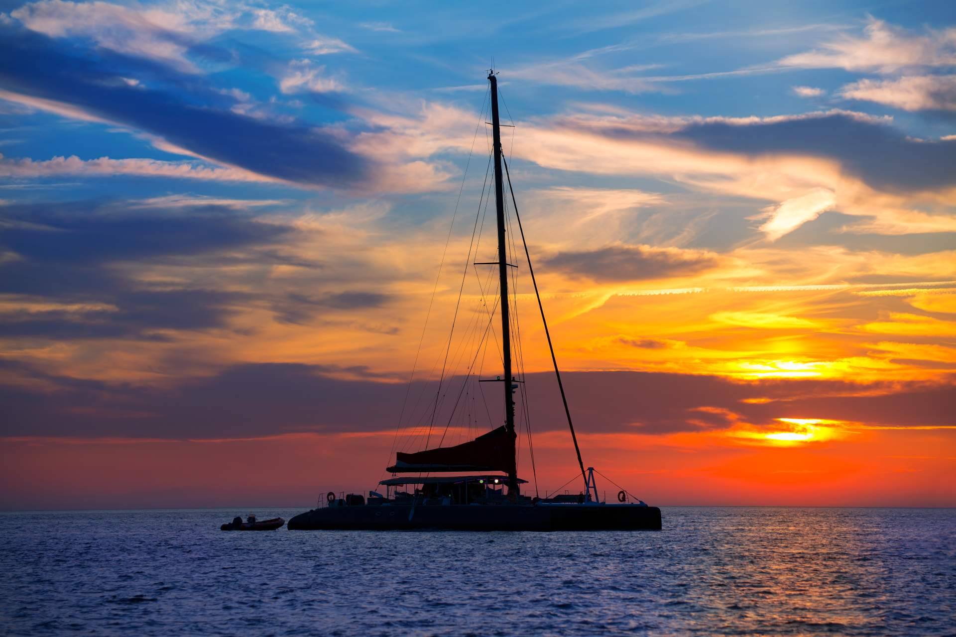 Disfrutar de un hotel en el mar, la experiencia de alquilar un catamarán en Barcelona con Sondevela