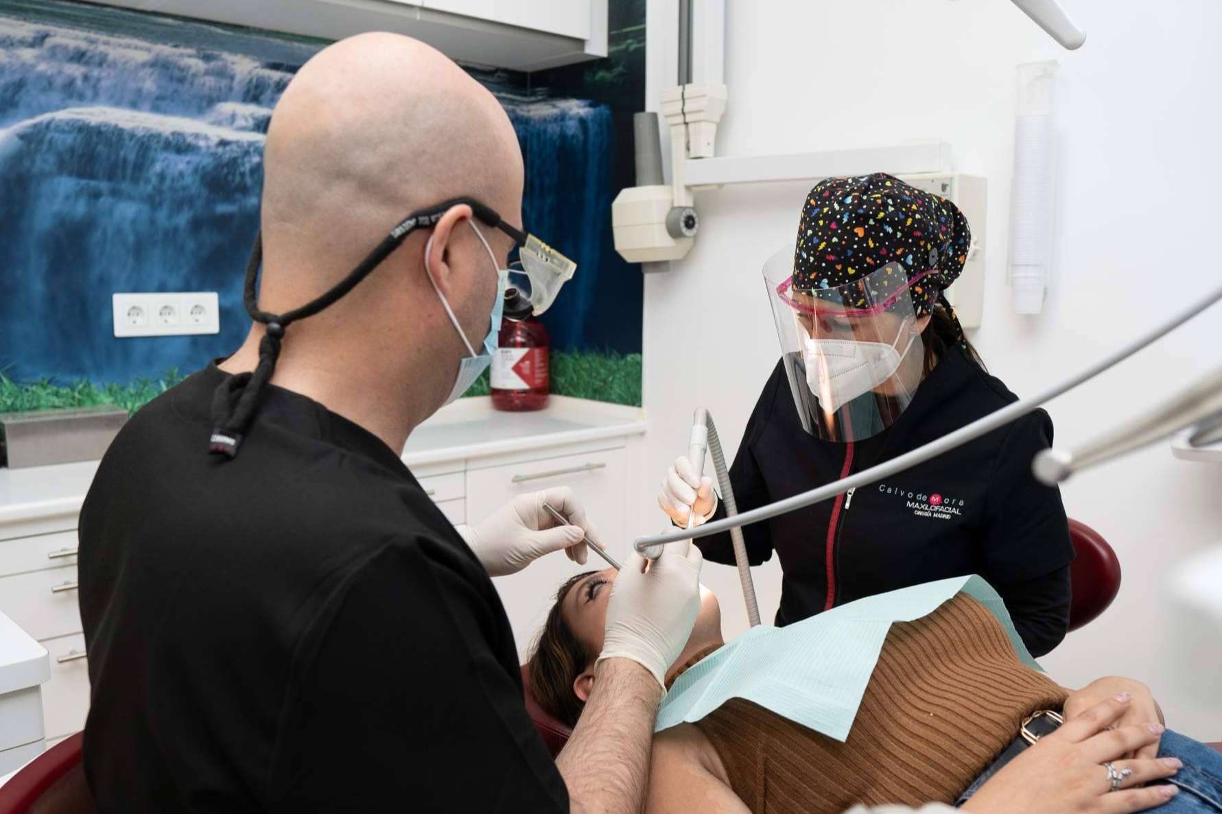Clínica Calvo de Mora acerca de los implantes dentales que lleva a cabo