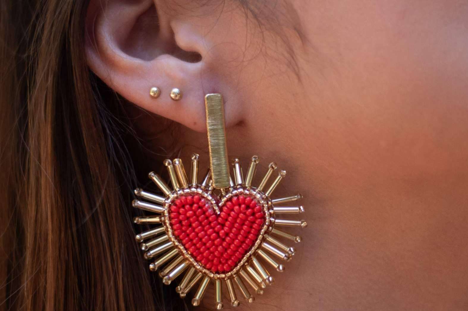 El impacto de piezas coloridas en verano con la joyería artesanal colombiana y los bolsos wayuu