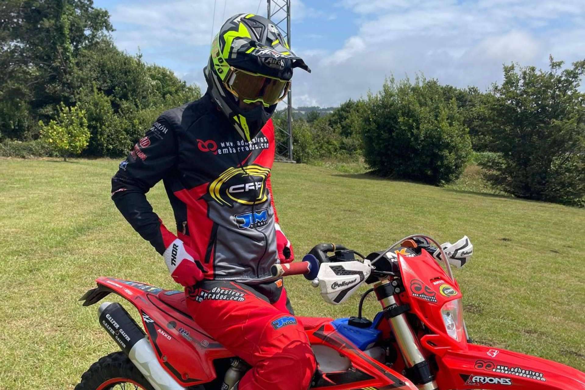 ¿Dónde encontrar un pantalón y camiseta personalizada para motocross? ADHESIVOSEMBARRADOS