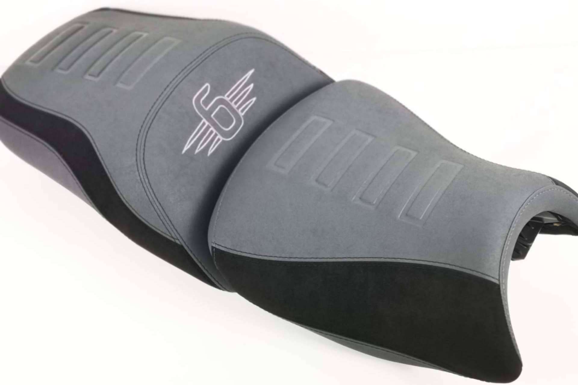 Un asiento cómodo moto para ir en carretera, proporcionado por FUNDAS
