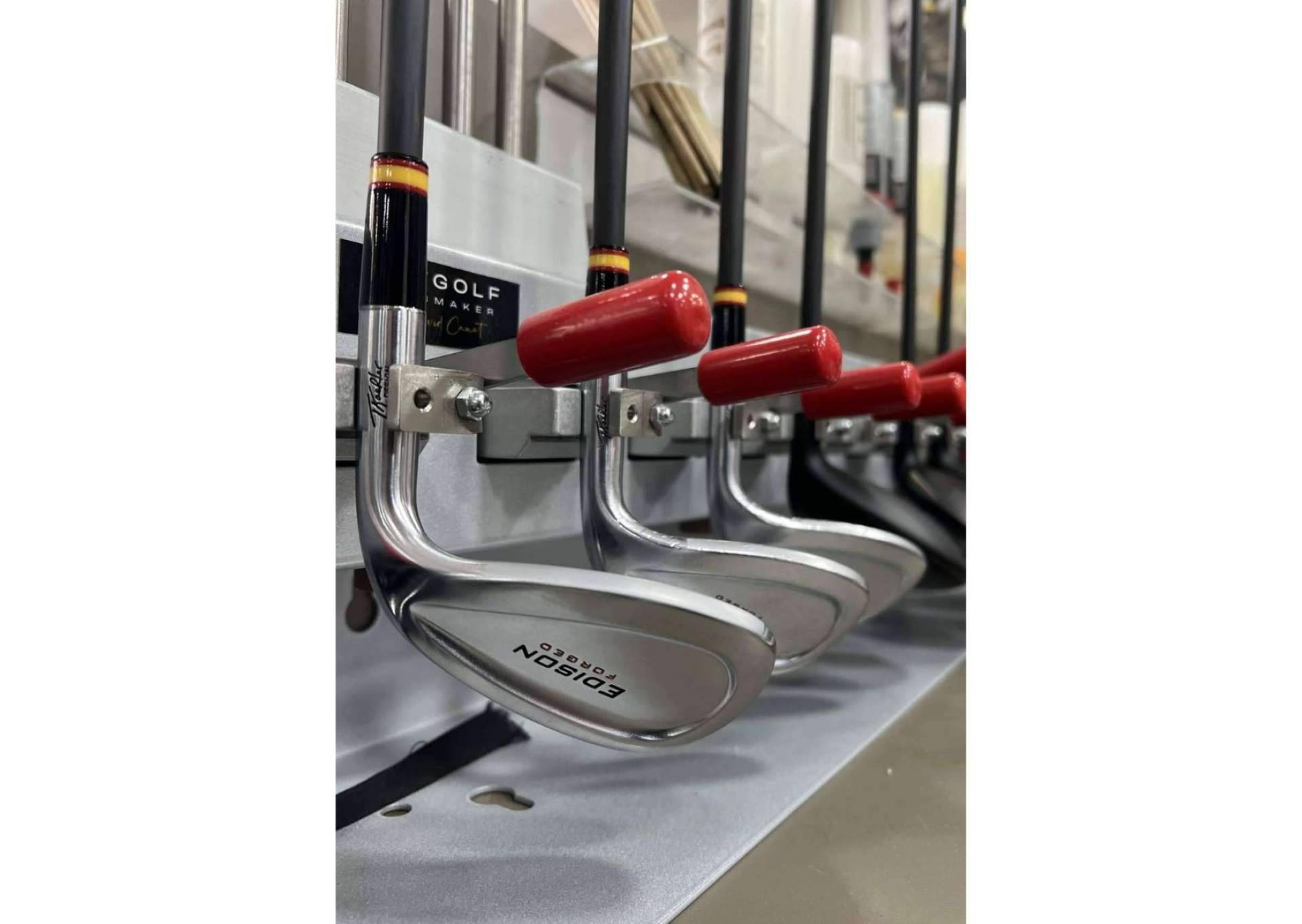 Estudio del juego de palos de golf en el taller especializado Totgolf Clubmaker