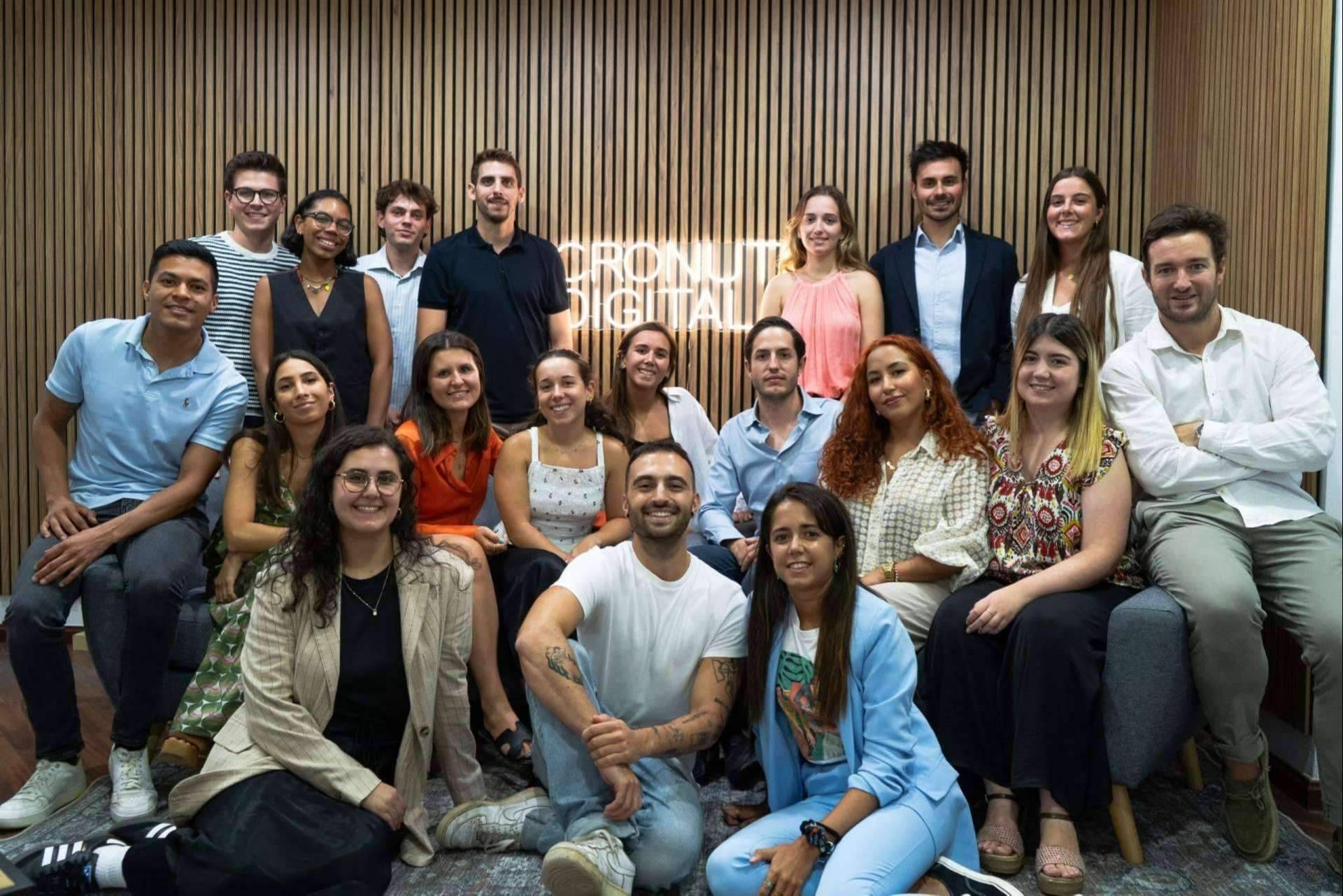 Los jóvenes emprendedores que salvaron de la quiebra a esta empresa de bolsas de plástico
