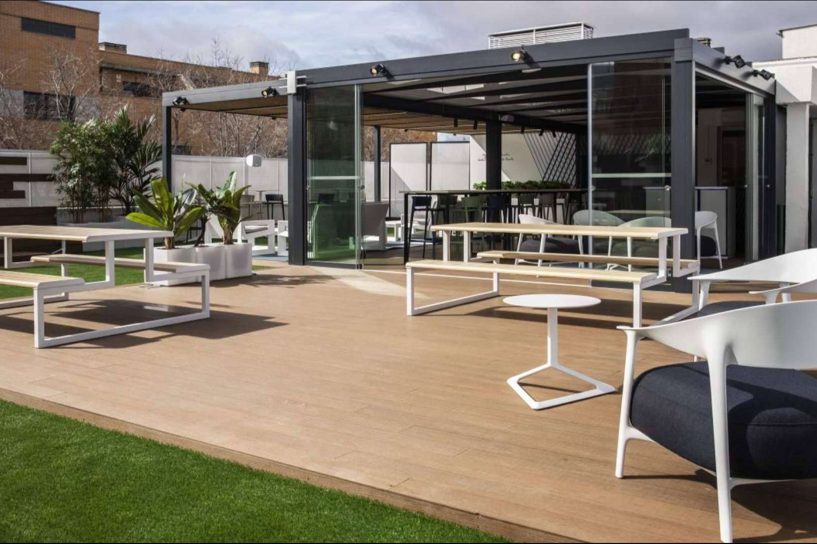 Ventajas que ofrecen los espacios outdoor en las oficinas