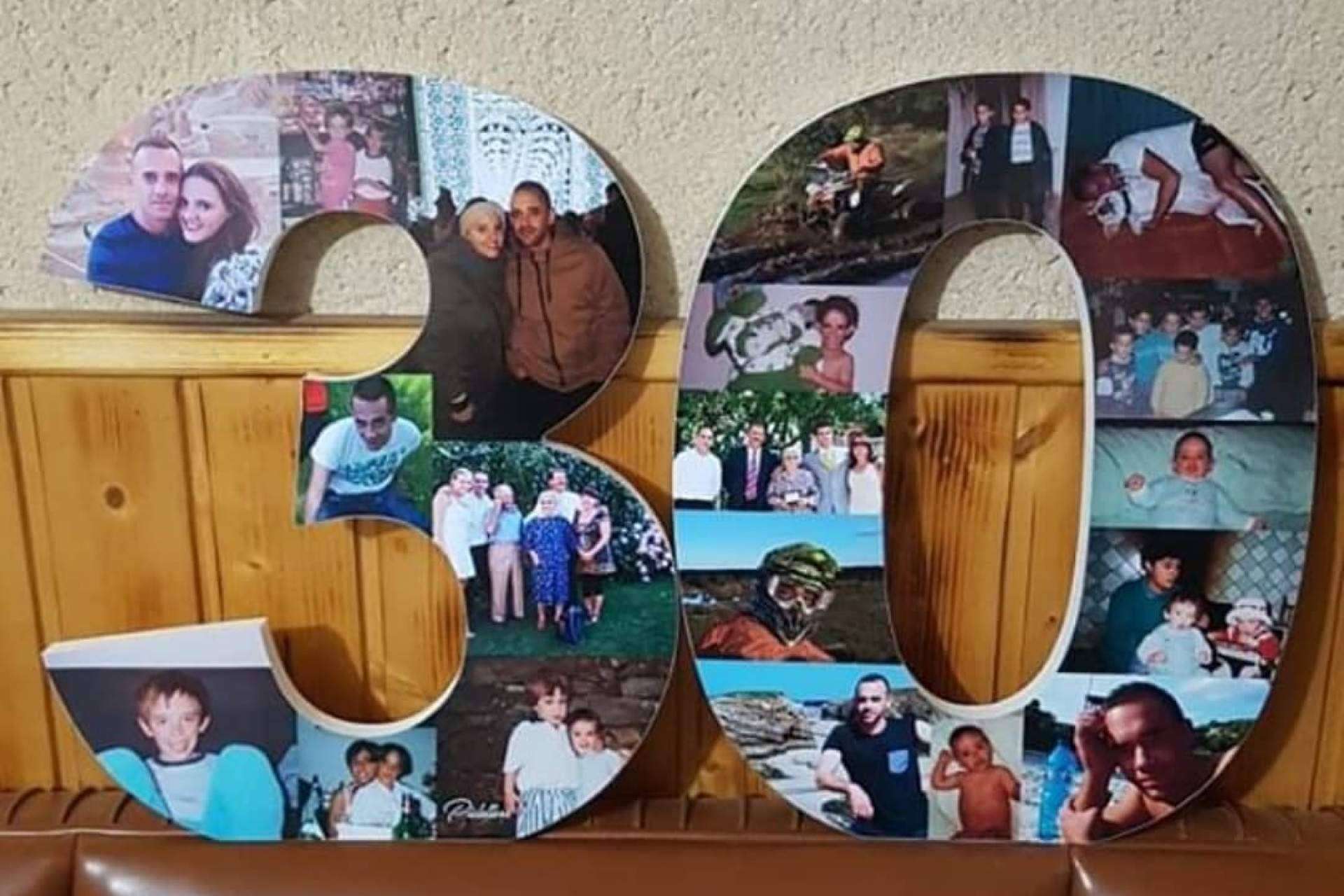 El número del cumpleaños decorado con fotografías, un excelente regalo