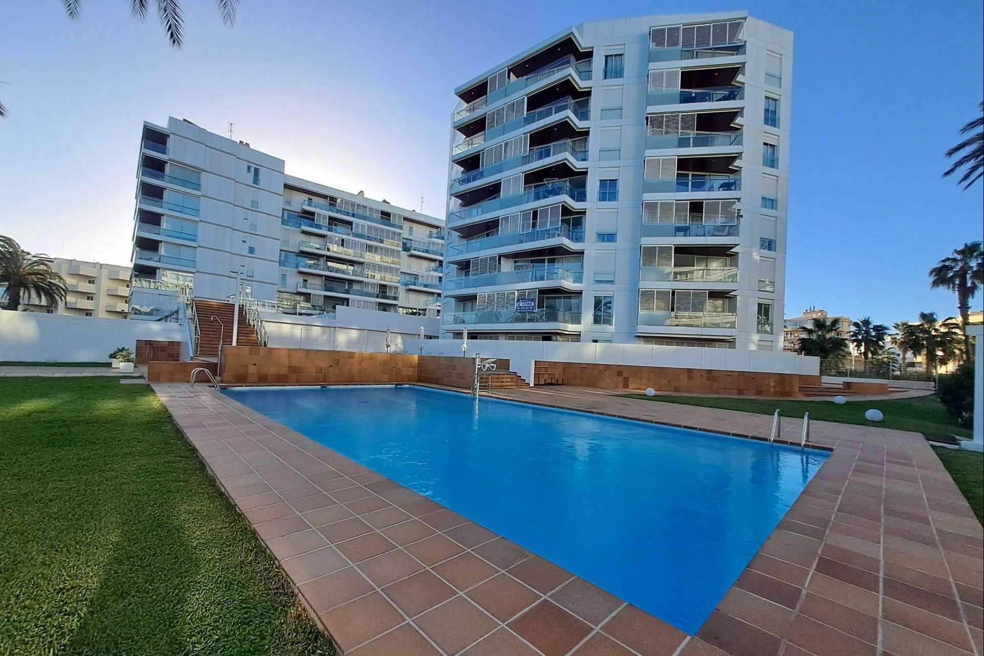 Últimos tres apartamentos en primera línea de la Playa d’En Bossa, a subasta