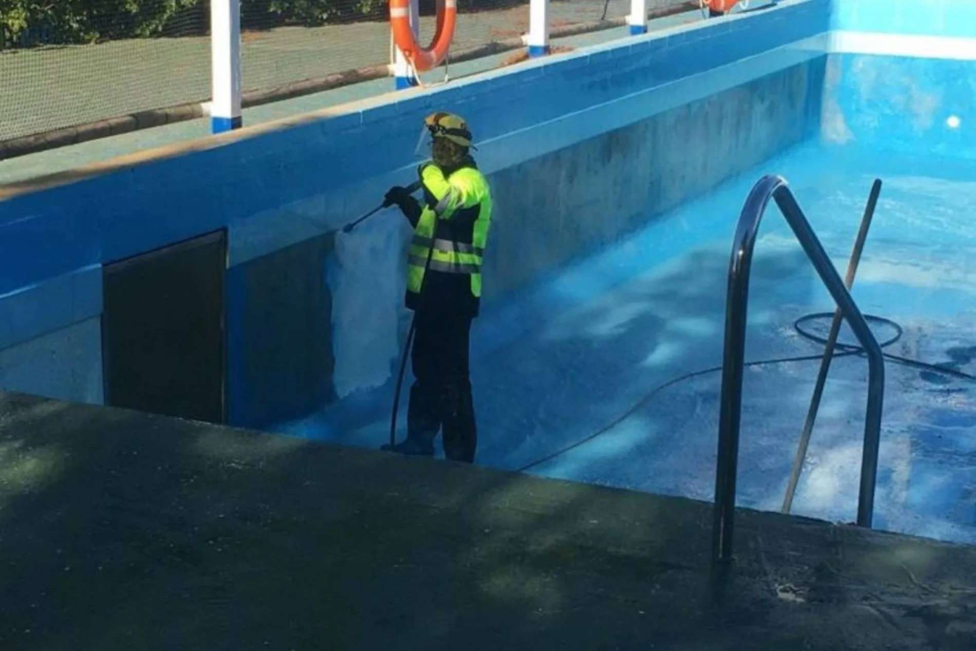 Galvañ Lacados combina eficacia y eficiencia ecológica en la limpieza de piscinas con vapor de alta presión