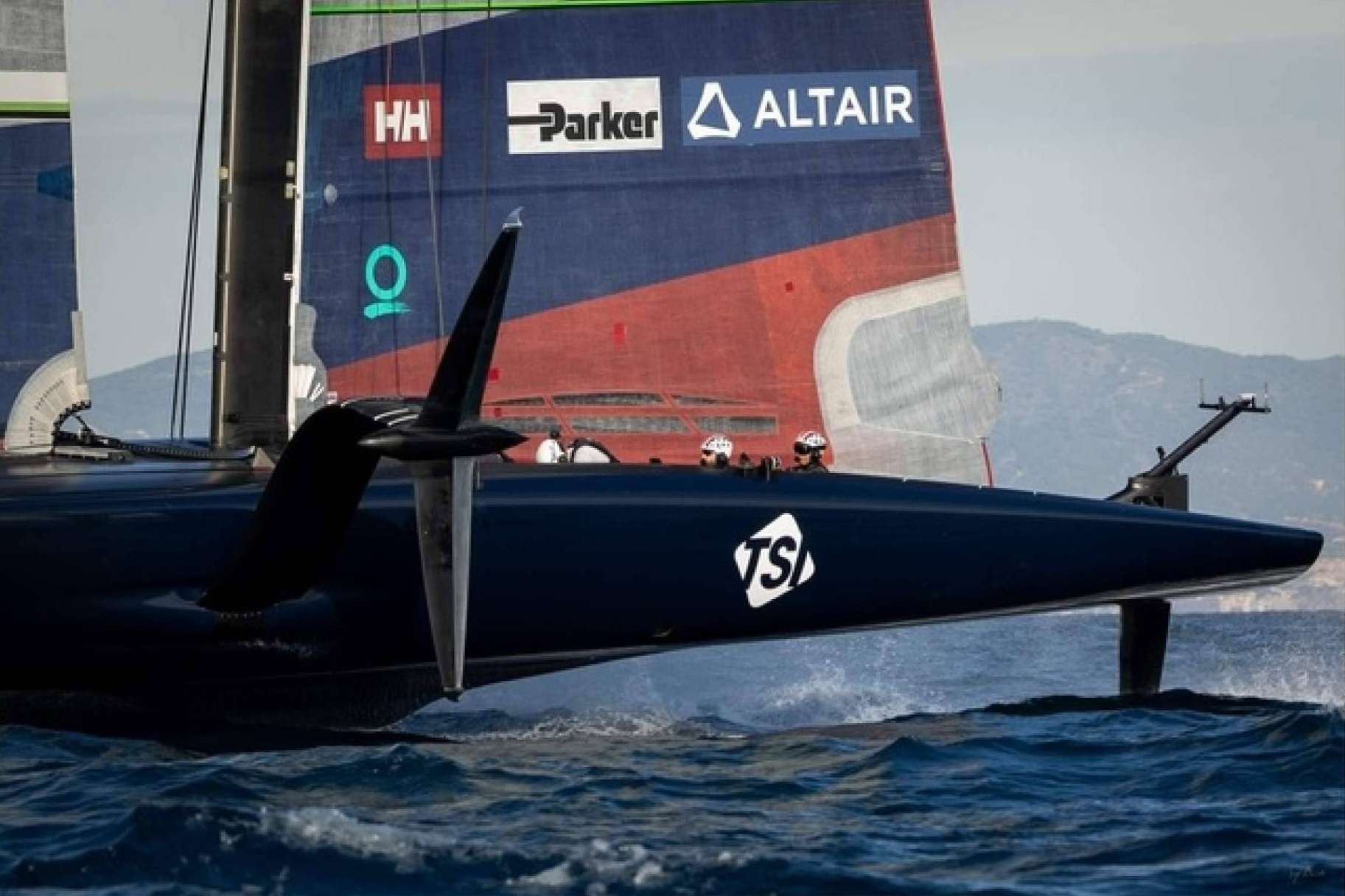 Un barco volador impulsado por IA competirá por la Copa América planeando a 96 km/h gracias a Altair