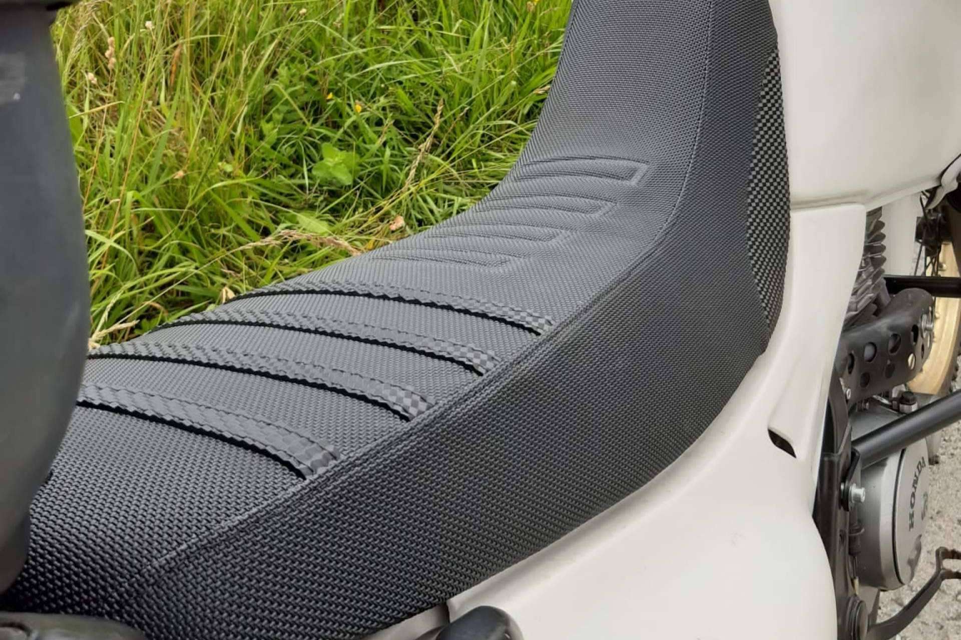 Viajar cómodo en moto con asientos tapizados y confortables
