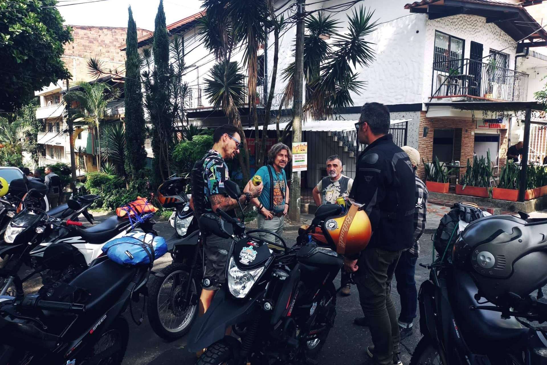Viajar por Colombia en moto y recorrer sus playas, montañas y pueblos coloniales