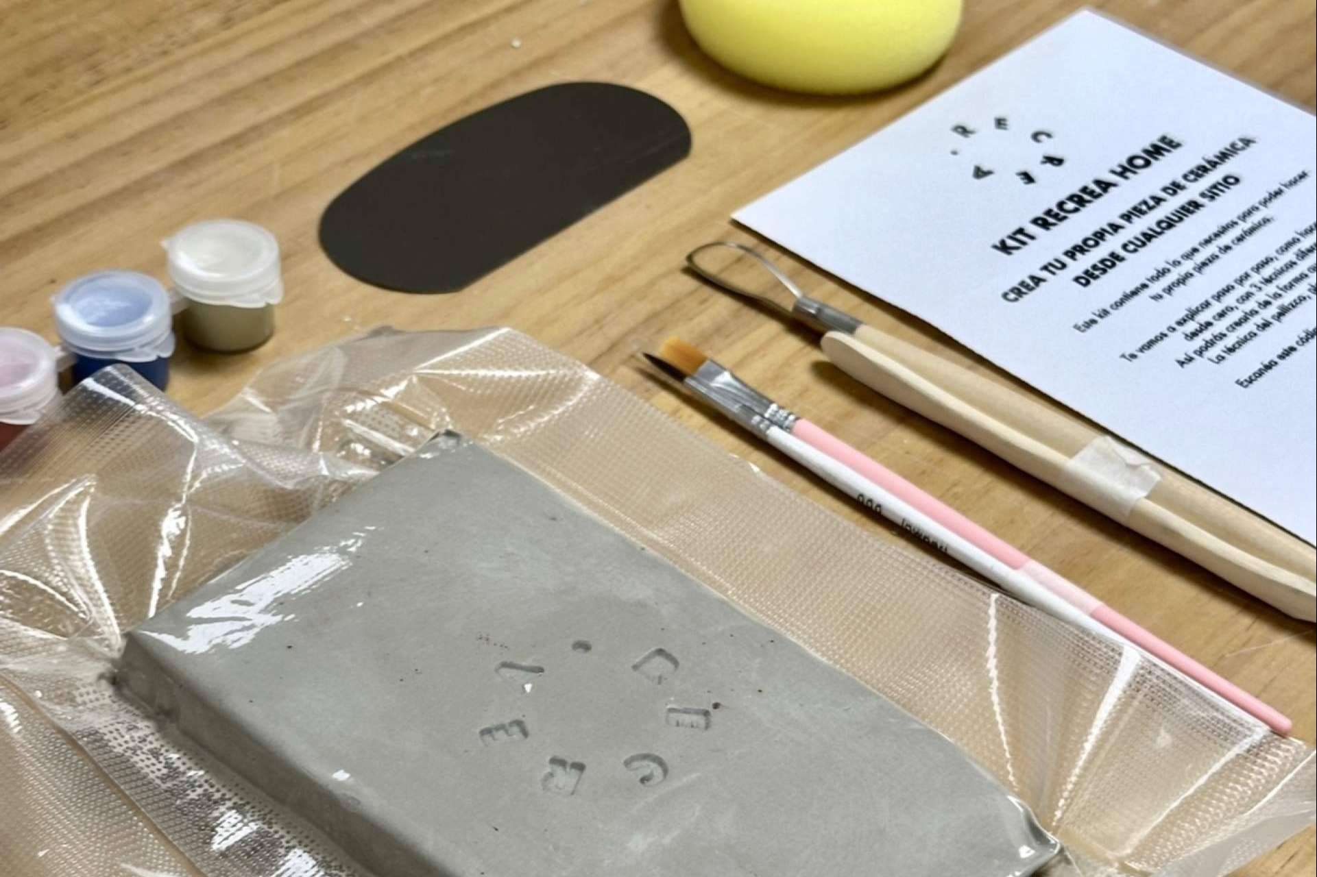 Modelar cerámica durante las vacaciones es posible, gracias al kit de cerámica para casa de Recrea
