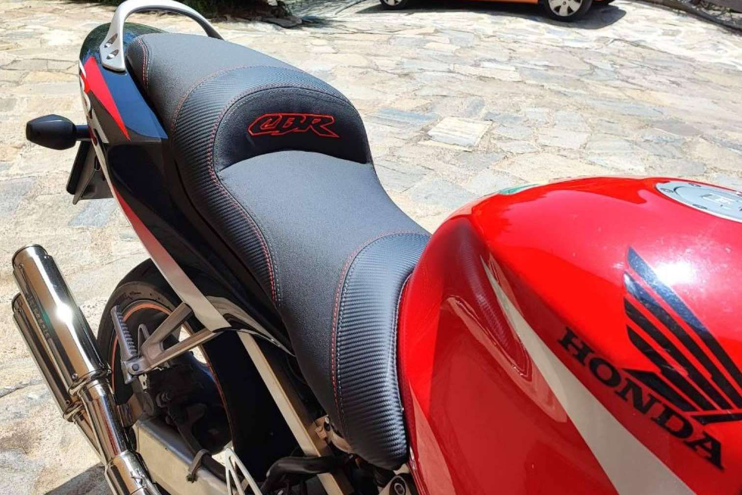 Tapizar un asiento de moto a medida es una realidad con los profesionales de JM-Fundas