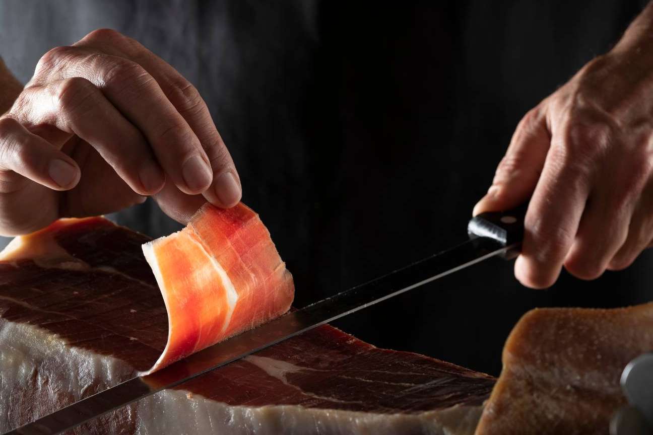 El corte a mano mantiene los nutrientes, la calidad y el sabor del jamón ibérico mejor que el corte a máquina