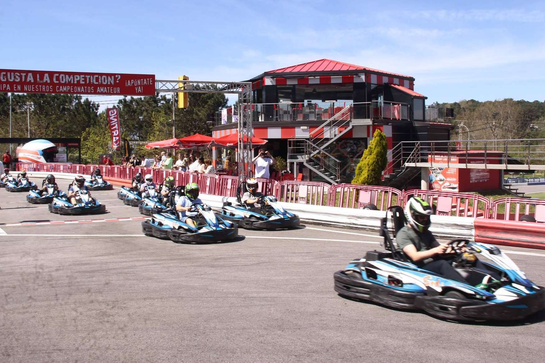 Máxima diversión para niños y no tan niños en circuito de karting de Racing Dakart