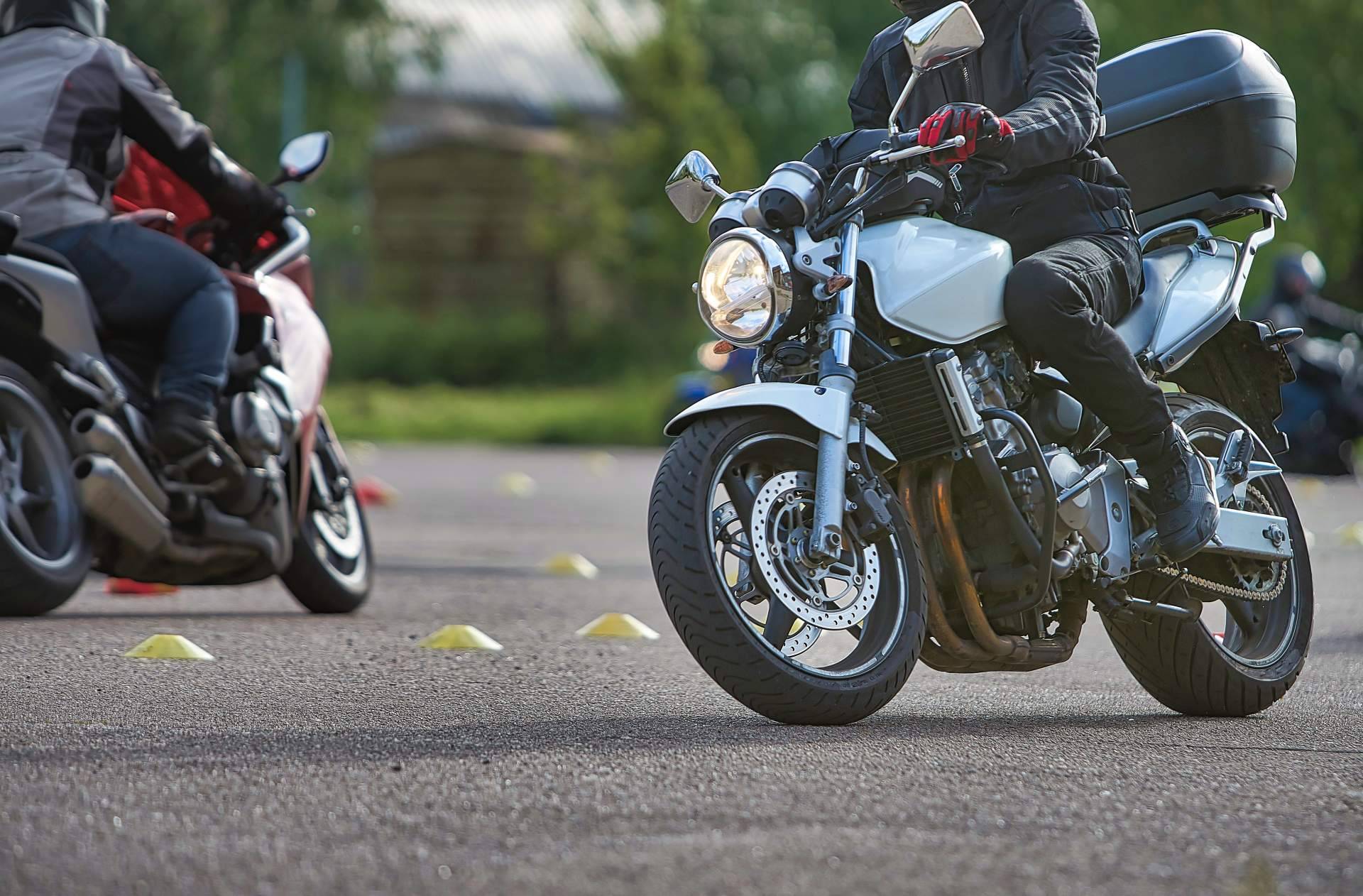 Los profesionales de Eginer comparten una guía sobre los accesorios de moto imprescindibles para el invierno