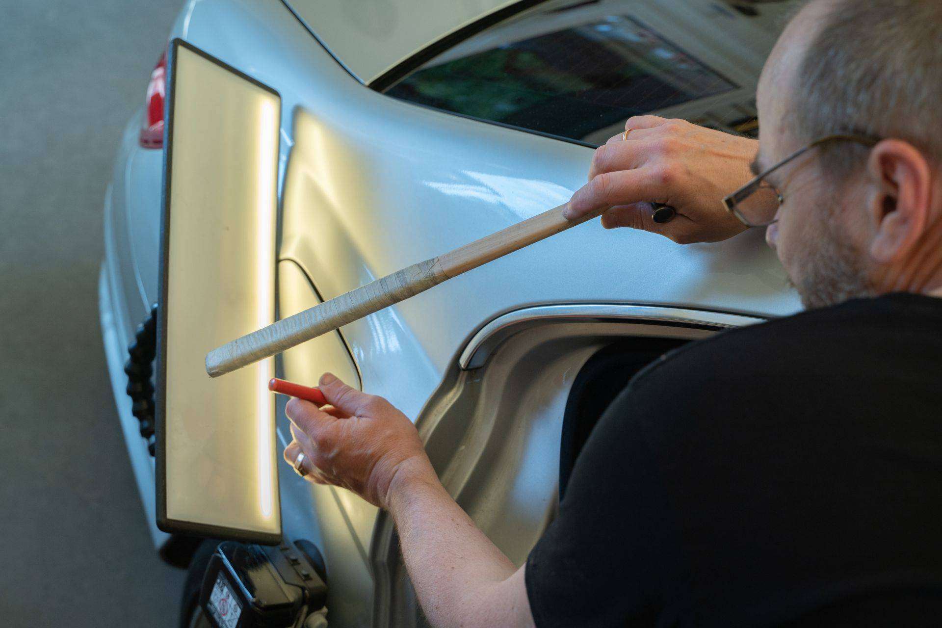 Quitar un bollo del coche sin necesidad de pintar