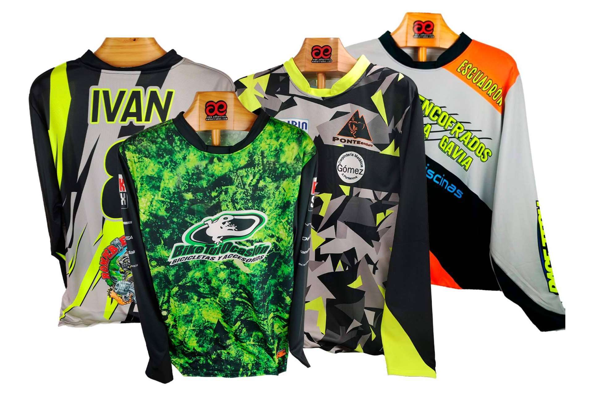 ADHESIVOSEMBARRADOS transforma la ropa de motocross con diseños personalizados y únicos