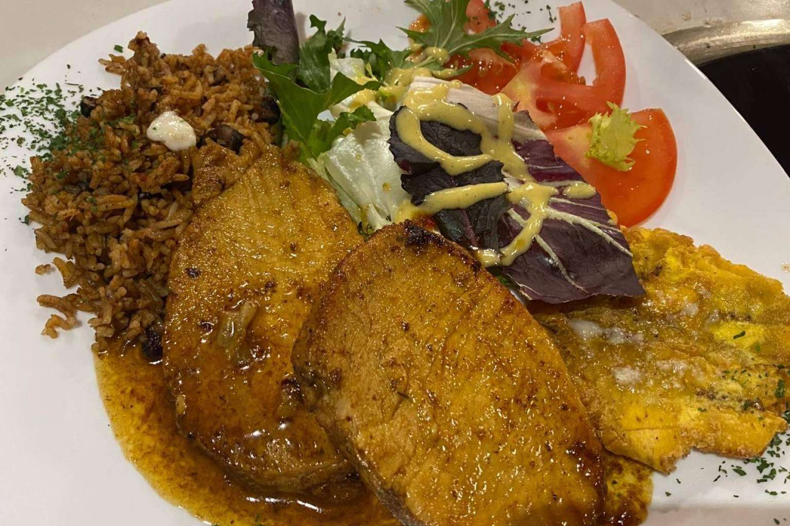 Mojitos, comida ibérica y música en vivo; así es la propuesta de Son's Cubanos