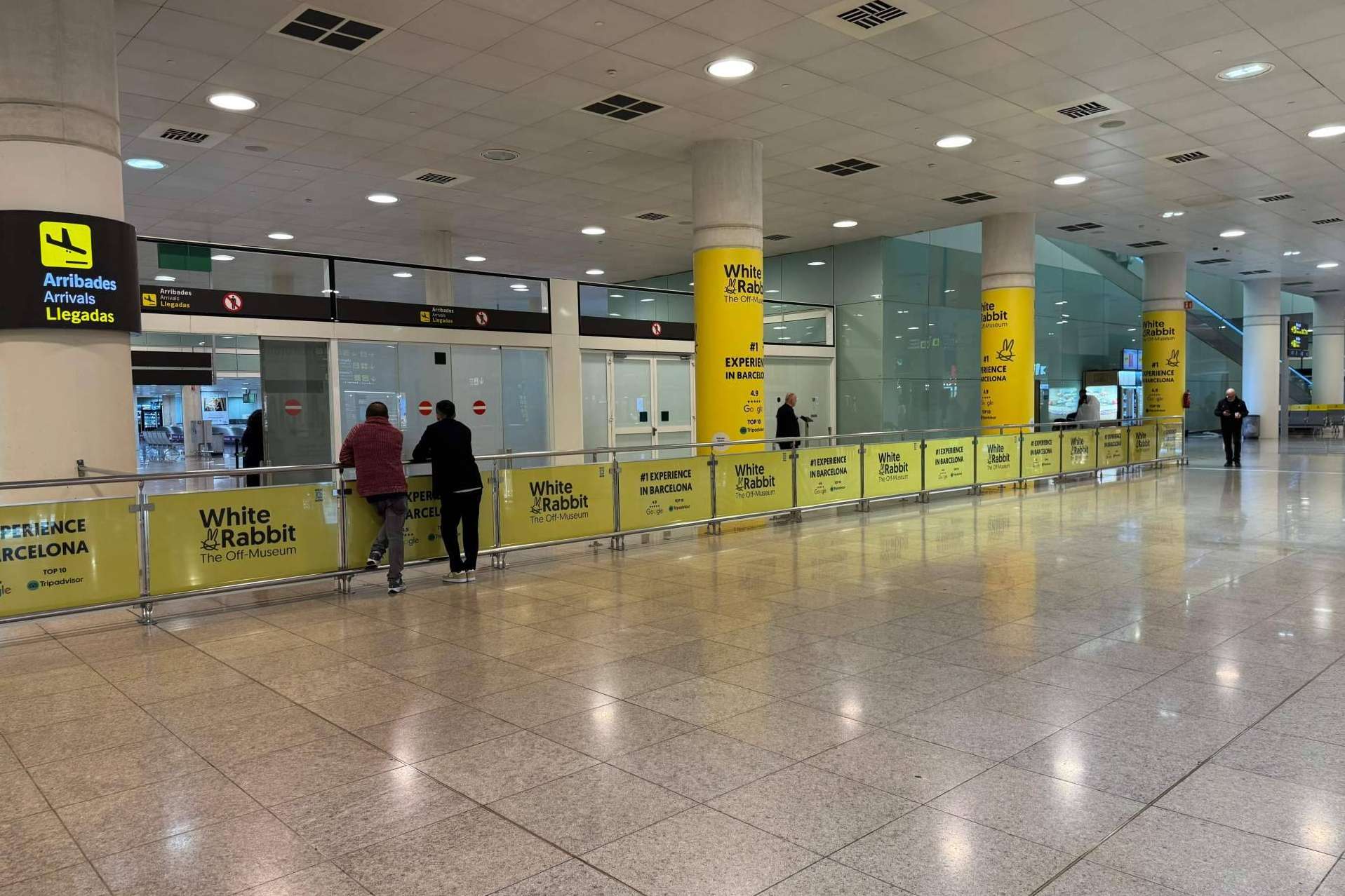 White Rabbit transforma el Aeropuerto de Barcelona con su nueva campaña publicitaria