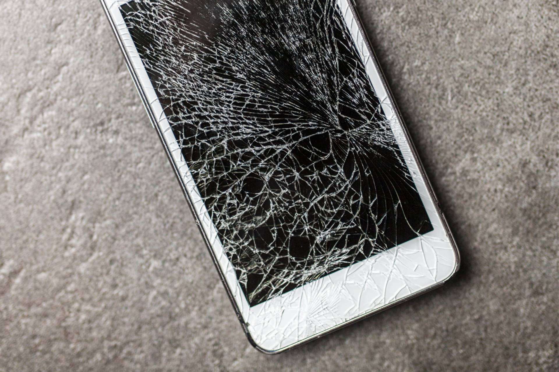 Pantalla rota en el iPhone; riesgos ocultos y soluciones efectivas
