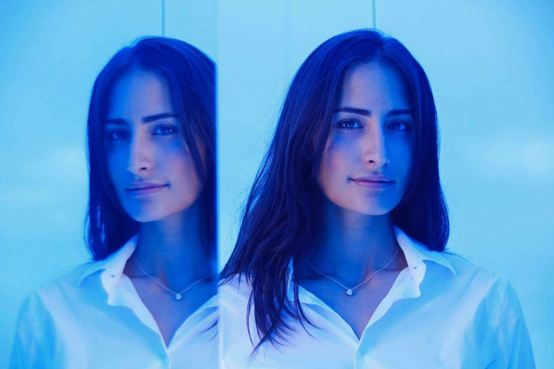 La instalación Cubo Azul de Rachel Valdés redefine la percepción del color