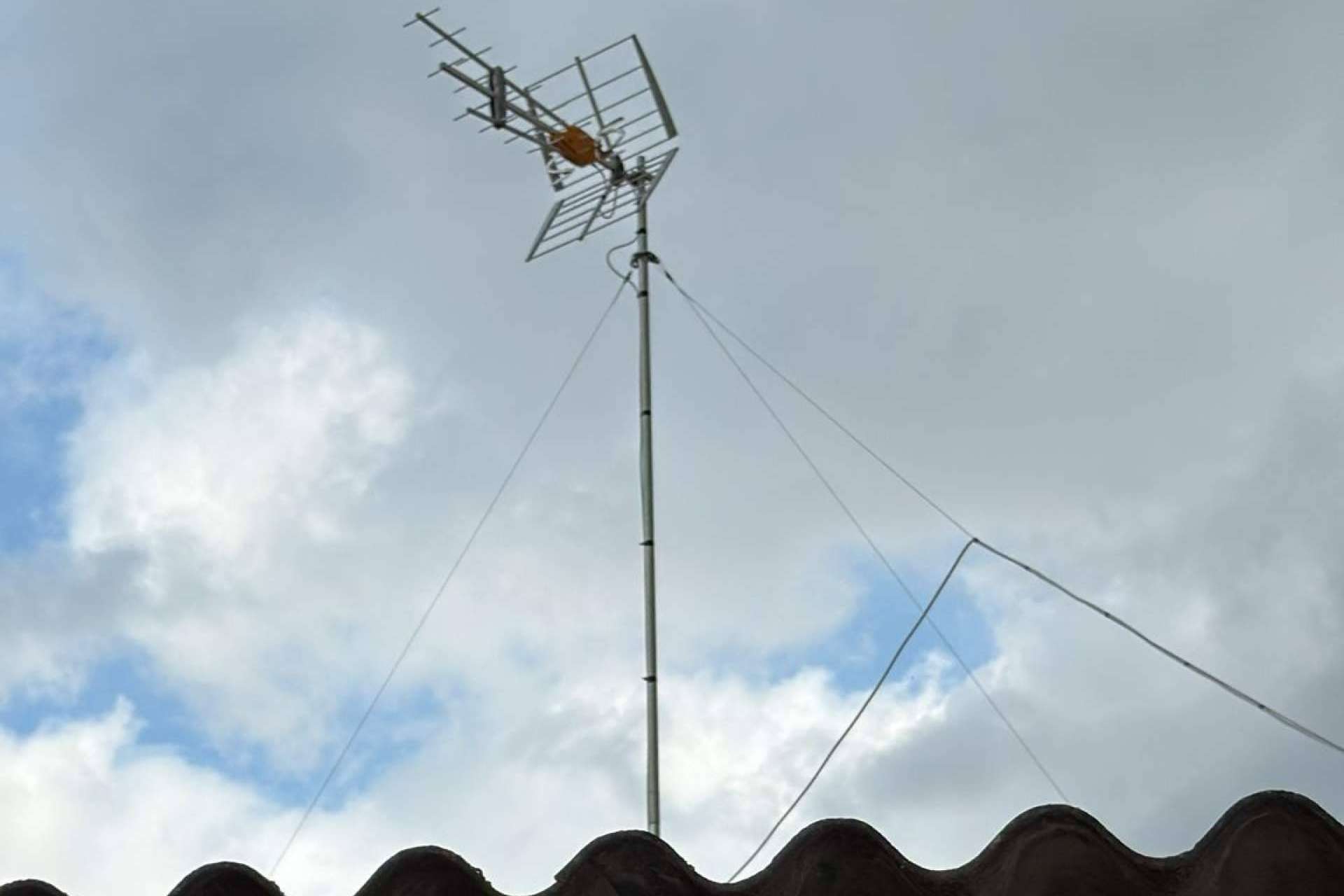​Antenistas Valencia ofrece servicios profesionales de instalación y reparación de antenas TDT y parabólicas en toda la provincia