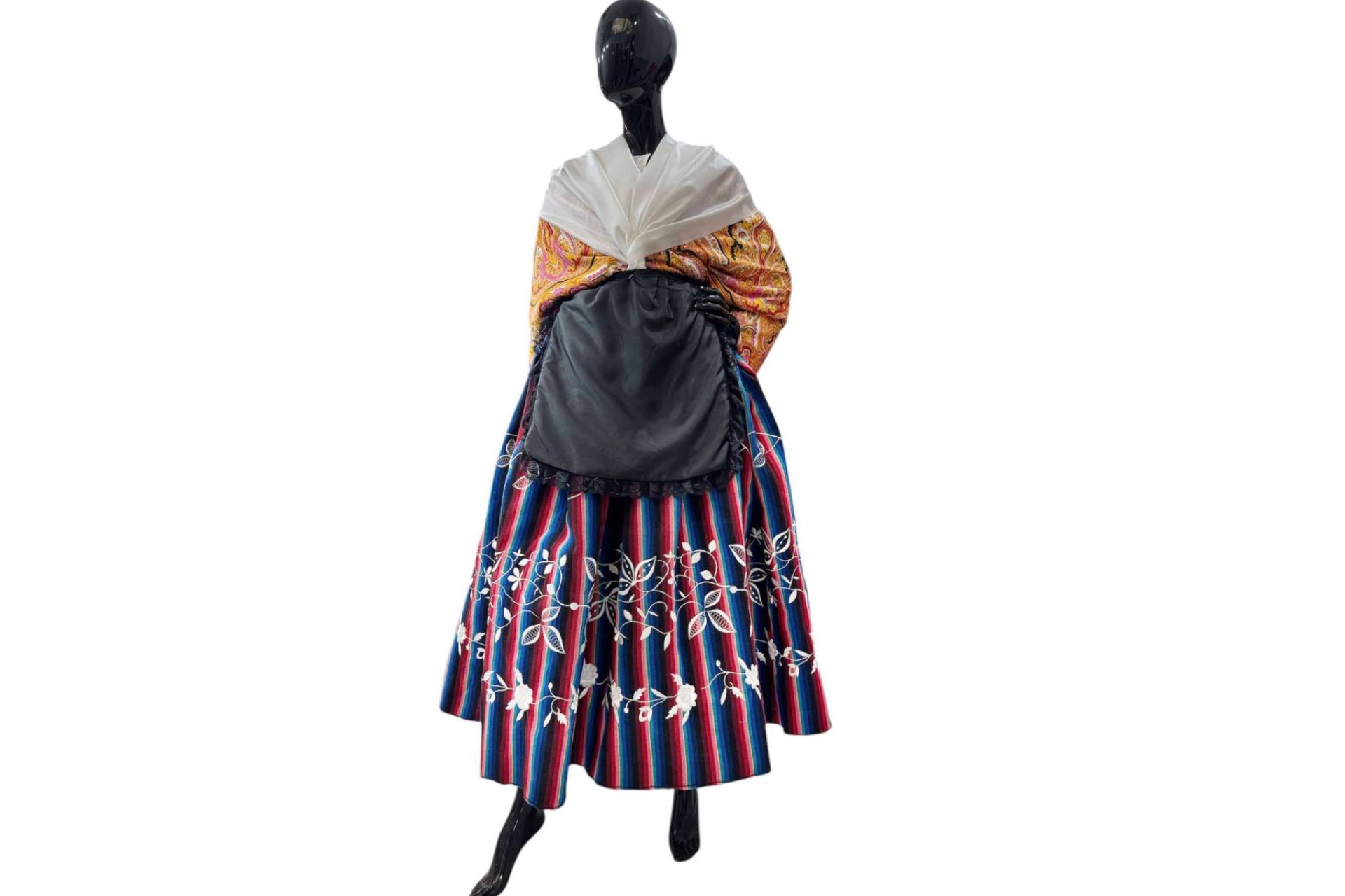 Sancha Artesanos, un puente entre la indumentaria regional y el pret-a-couture